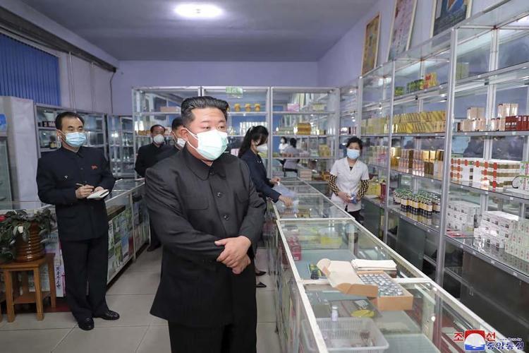 Kuzey Kore lideri Kim Jong-un koronavirüse yakalandı Kız kardeşi Kim Yo-jong itiraf etti: Ateşten yanarken bile...