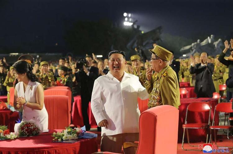 Kuzey Kore lideri Kim Jong-un koronavirüse yakalandı Kız kardeşi Kim Yo-jong itiraf etti: Ateşten yanarken bile...