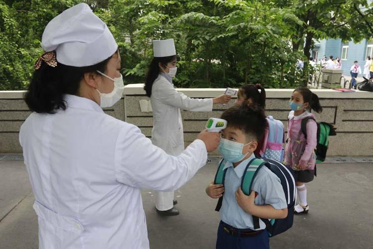 Kuzey Kore lideri Kim Jong-un koronavirüse yakalandı Kız kardeşi Kim Yo-jong itiraf etti: Ateşten yanarken bile...