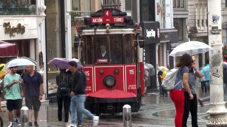 İSTANBULDA KUVVETLİ SAĞANAK YAĞIŞ ETKİLİ OLUYOR