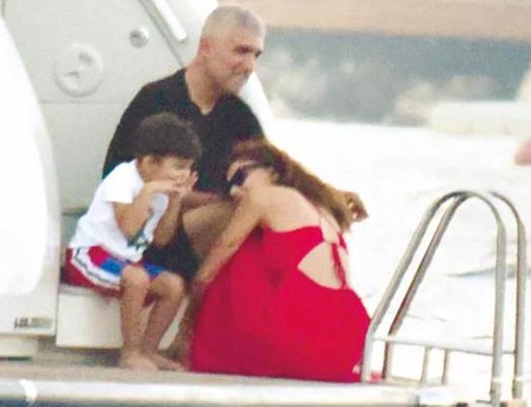 Özcan Deniz oğlu Kuzey ve sevgilisi Samar Dadgar’la tatile çıktı İyi anlaştılar
