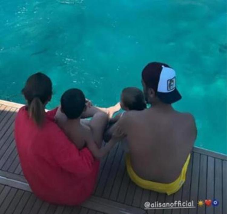 MUTLU AİLE FOTOĞRAFI