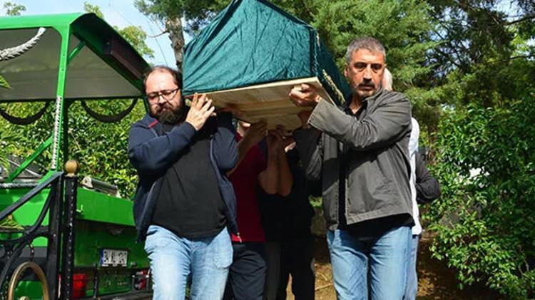 Cem Davran annesini son yolculuğuna uğurladı Son bakış...
