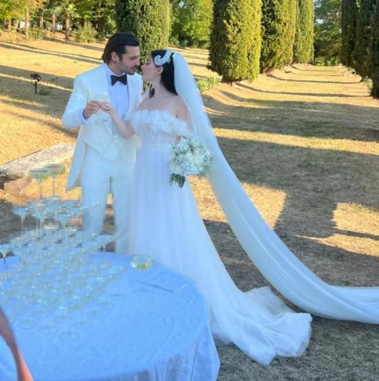 Özge Gürel ve Serkan Çayoğlu çiftinden düğün fotoğrafları geldi