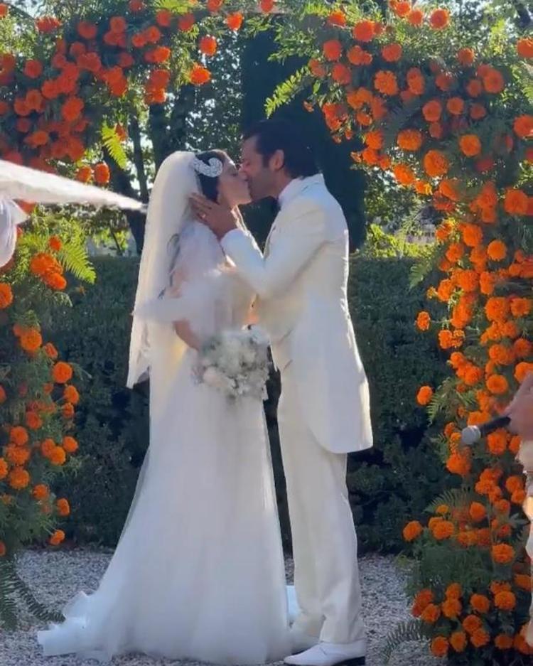 Özge Gürel ve Serkan Çayoğlu çiftinden düğün fotoğrafları geldi