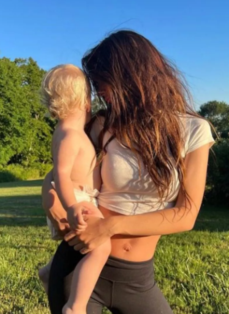 Emily Ratajkowski uzun zaman sonra paylaşım yaptı