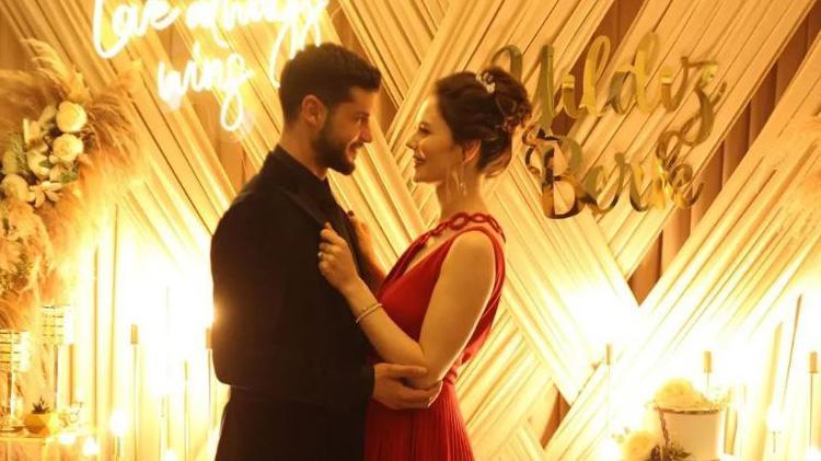 Berk Oktay ile Yıldız Çağrı Atiksoyun nikah davetiyesi ortaya çıktı Dikkat çeken detay...
