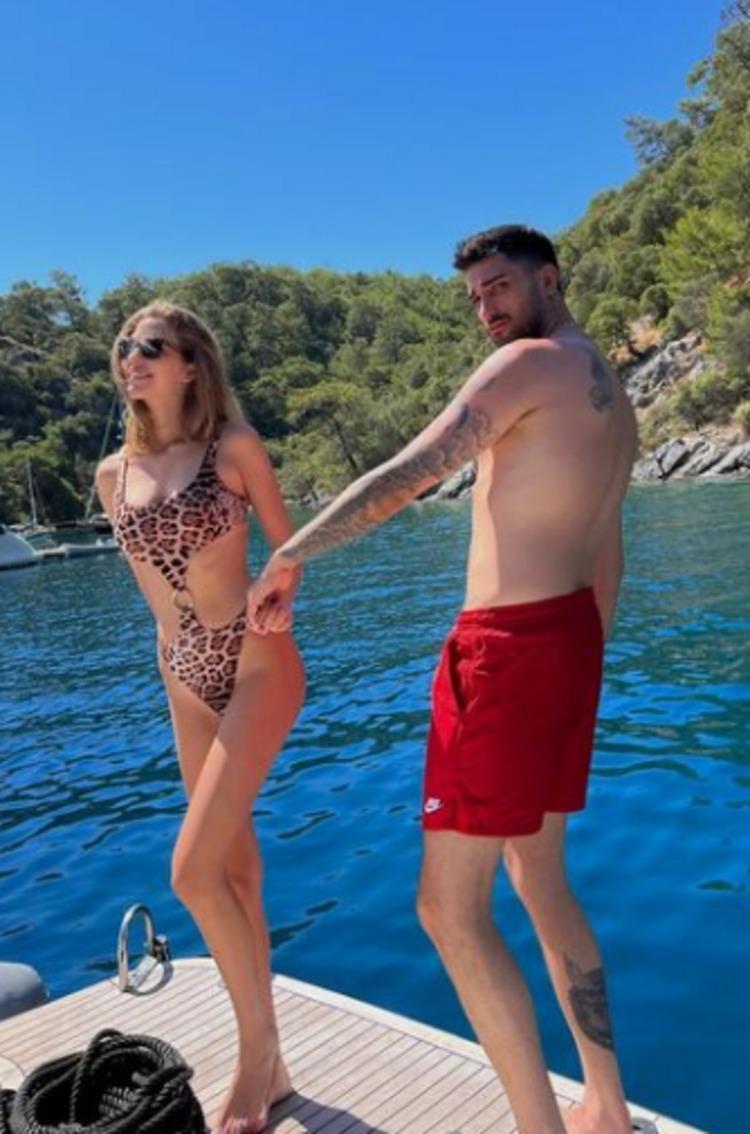 İdo Tatlısesin eşi Yasemin Şefkatliden mini elbiseli paylaşım: Fıstık gibisin