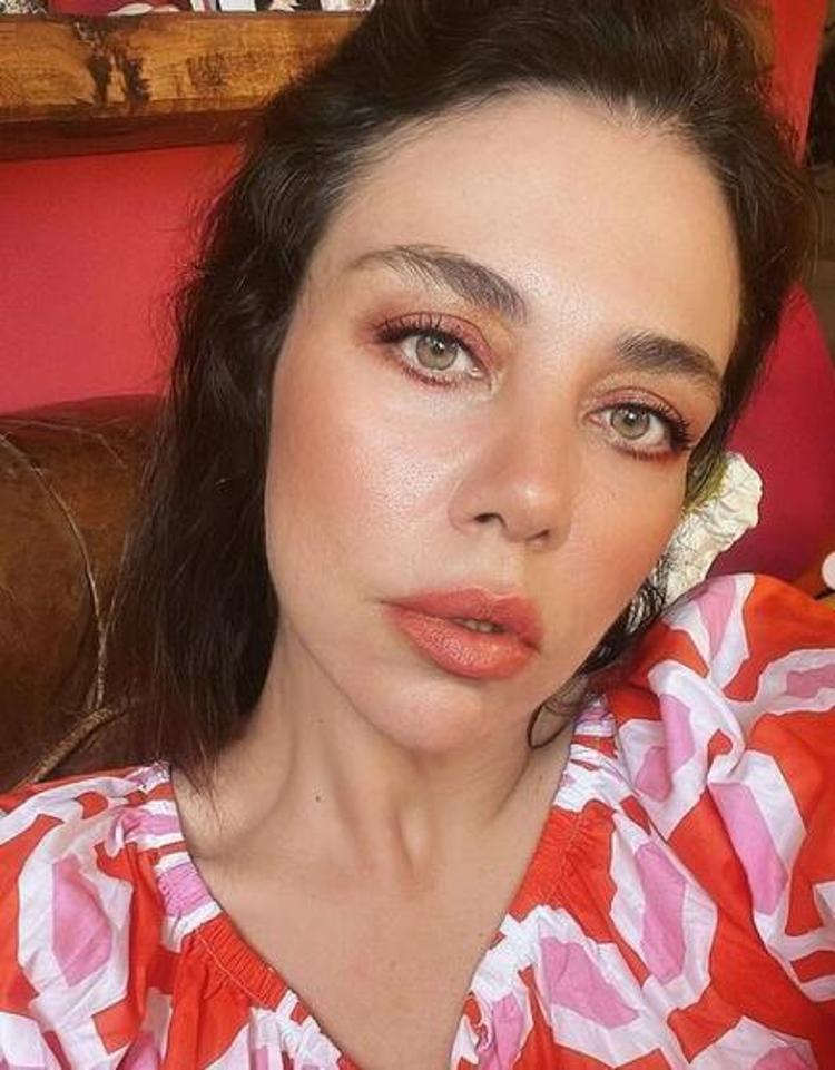 Yeşim Ceren Bozoğlu bikinili pozuyla dikkat çekti