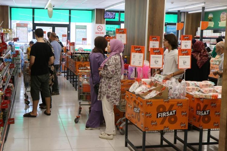 Marketlerde yüzde 30 indirim Akın ettiler, sıvı yağ, süt, yumurta, peynir hepsinde geçerli