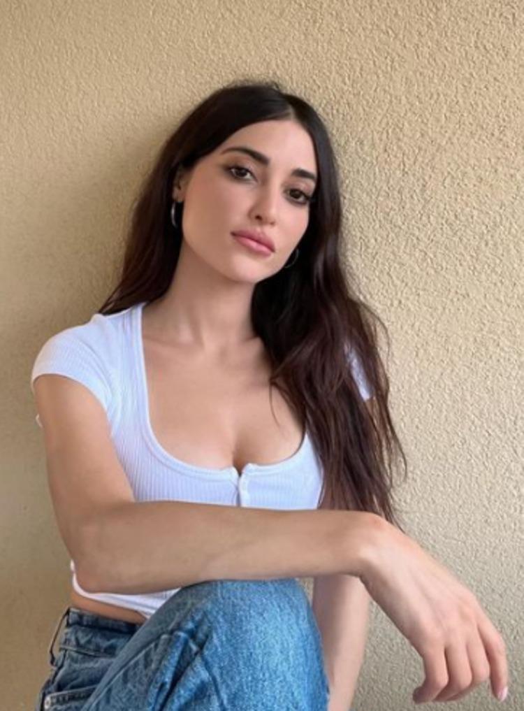 Melike İpek Yalova yatarak poz verdi, sosyal medya yıkıldı