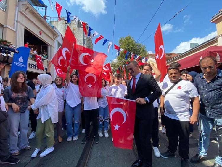 “İstiklal Caddesini şanına yakışır şekilde bayraklarla donattık”