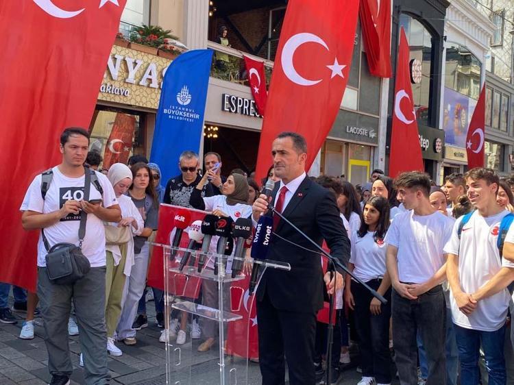İstiklal Caddesi 30 Ağustos Zafer Bayramı’nın 100’üncü yılında bin adet bayrakla donatıldı