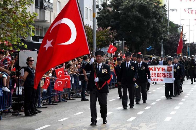 Askeri araçlar gövde gösterisi yaptı