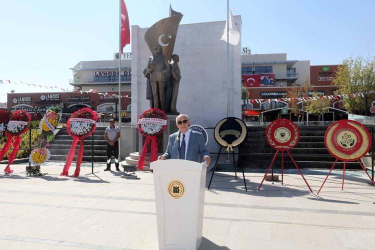 Bizi tanımak isteyenler Atatürk’ün gözlerine baksınlar