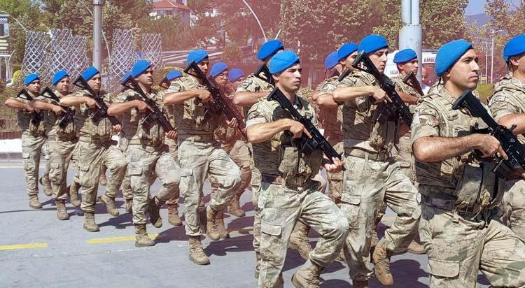 Boluda, komandolar eşliğinde 30 Ağustos coşkusu