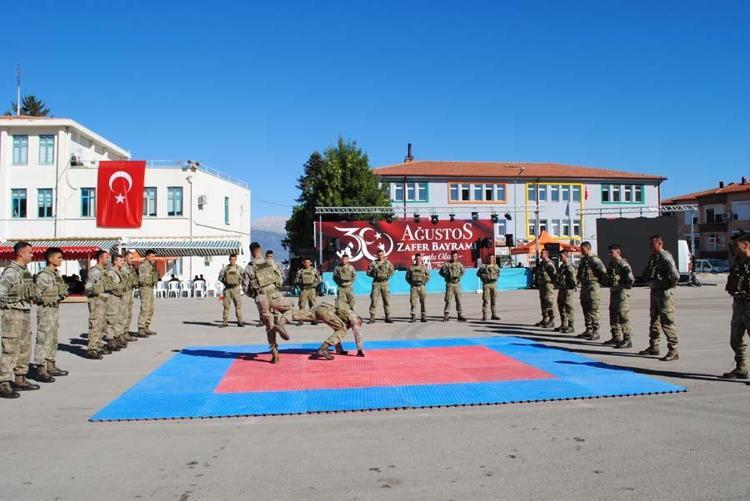 Komandolardan coşkulu 30 Ağustos kutlaması