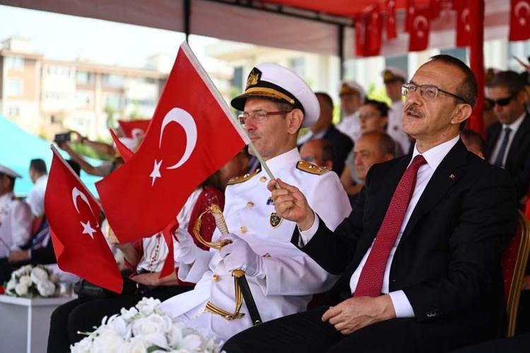 “Türk milleti asla esir edilemez, Türk milleti bağımsızlığından her ne koşulda olursa olsun asla vazgeçmez, vatanını böldürtmez, bayrağını indirtmez.”
