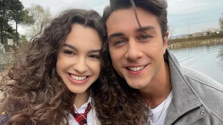 Kardeşlerimin Asiyesi Su Burcu Yazgı Coşkun mini elbiseli pozuyla olay oldu