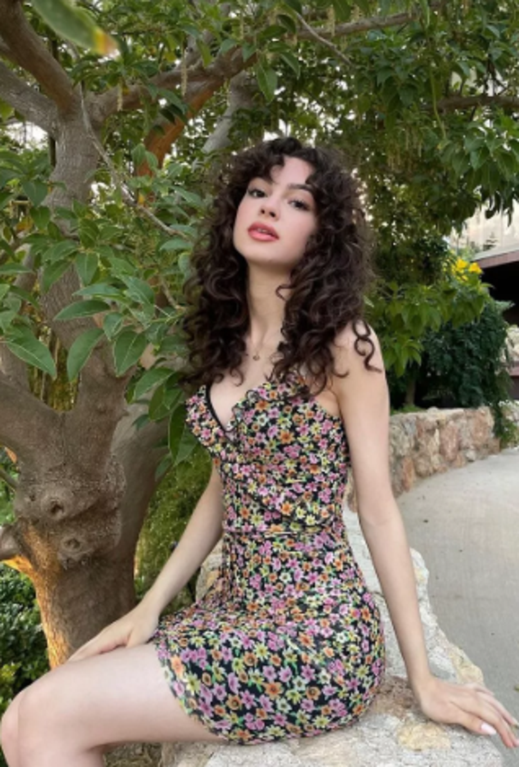 Kardeşlerimin Asiyesi Su Burcu Yazgı Coşkun mini elbiseli pozuyla olay oldu