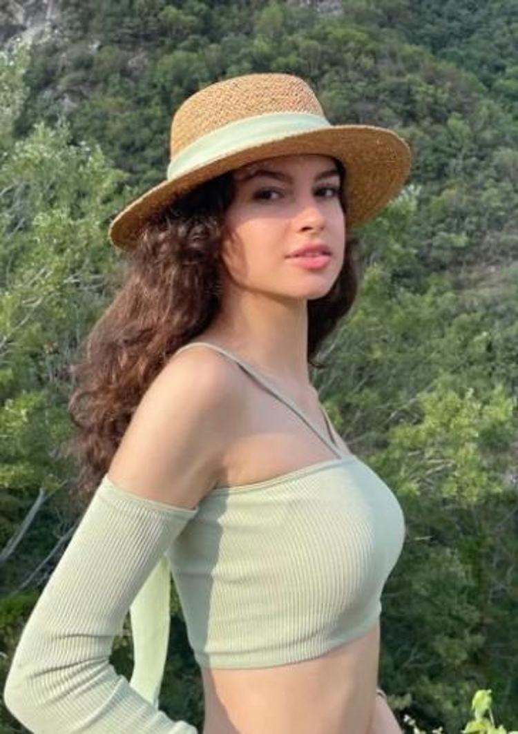 Kardeşlerimin Asiyesi Su Burcu Yazgı Coşkun mini elbiseli pozuyla olay oldu