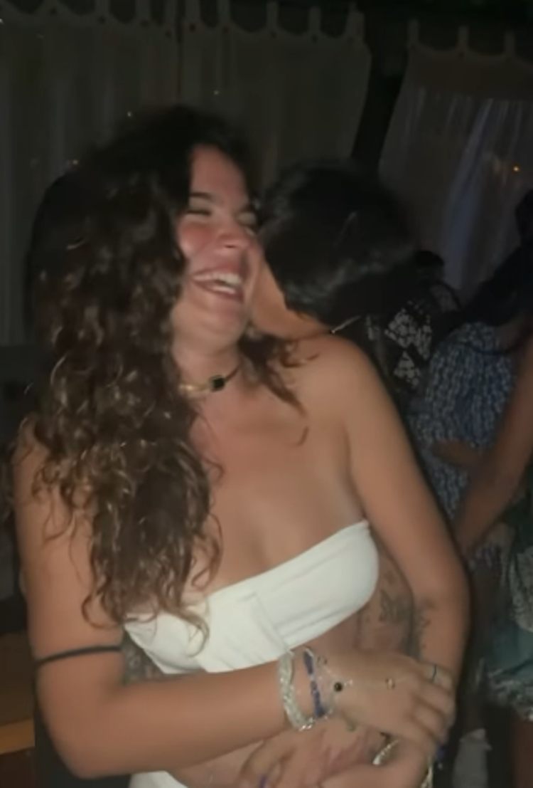 Aslı Bekiroğlunu sevgilisi öpmelere doyamadı