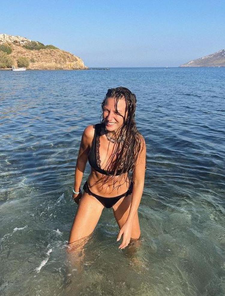 Serenay Sarıkaya denizde yeni pozlarını paylaştı, yorum yağdı