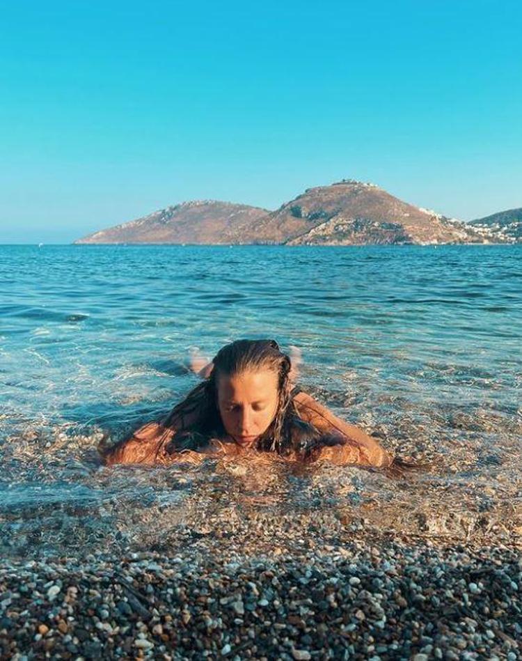 Serenay Sarıkaya denizde yeni pozlarını paylaştı, yorum yağdı
