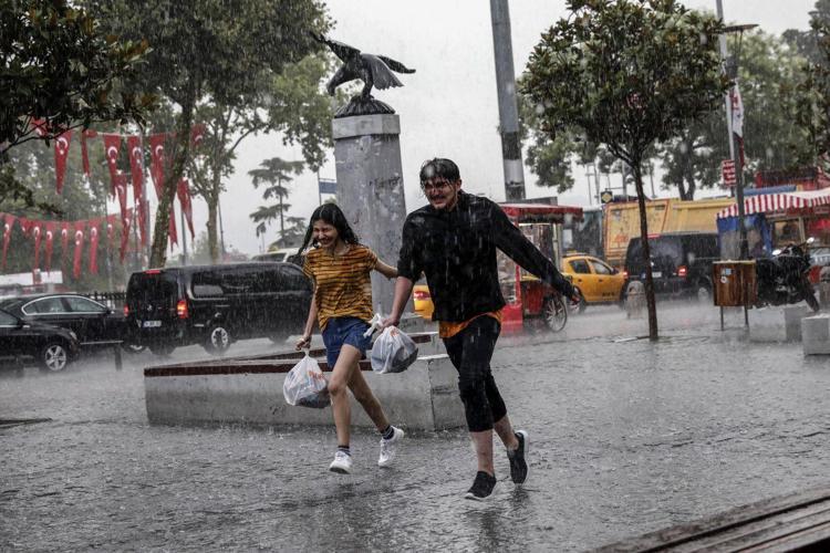 Soğuk hava ve şiddetli yağış geliyor Sıcaklık 6 derece düşecek, Meteorolojiden kritik uyarı