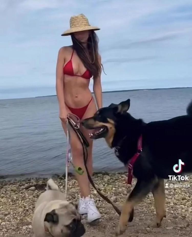 Emily Ratajkowski ihanetin ardından ortaya çıktı Kırmızı bikiniyle görüldü