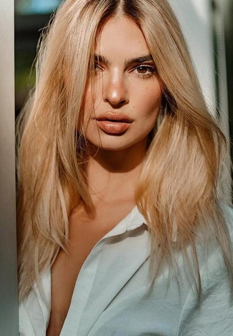 Emily Ratajkowski ihanetin ardından ortaya çıktı Kırmızı bikiniyle görüldü