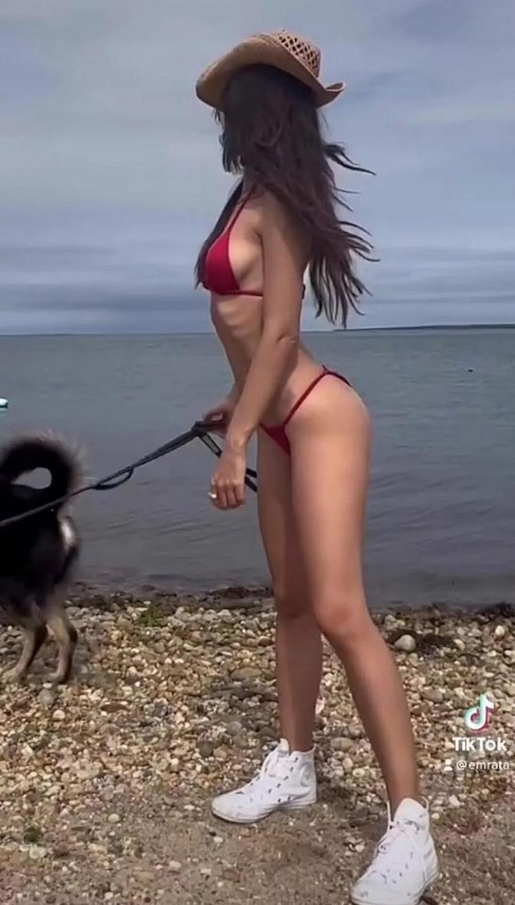 Emily Ratajkowski ihanetin ardından ortaya çıktı Kırmızı bikiniyle görüldü