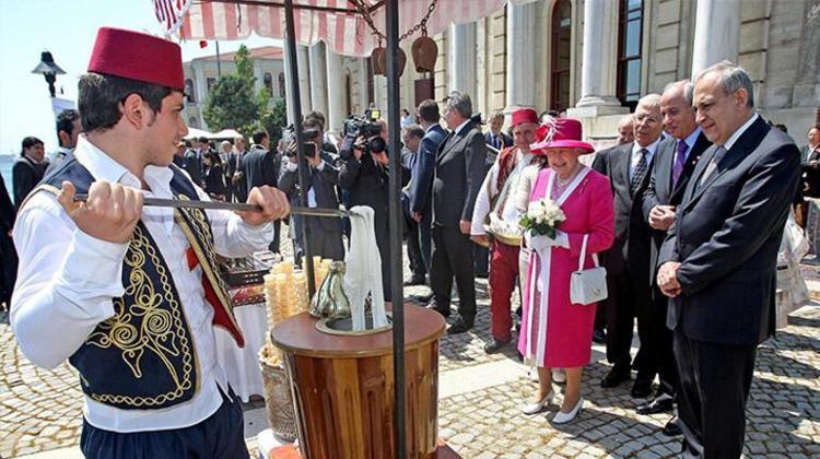 İngiltere’de Kral 3. Charles dönemi başladı Kraliçe 2. Elizabeth’in tarihe damga vuran Türkiye ziyaretleri gündeme geldi