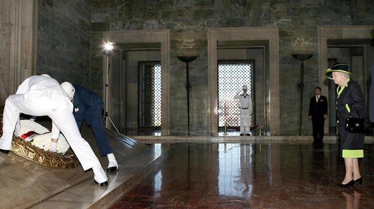 İngiltere’de Kral 3. Charles dönemi başladı Kraliçe 2. Elizabeth’in tarihe damga vuran Türkiye ziyaretleri gündeme geldi