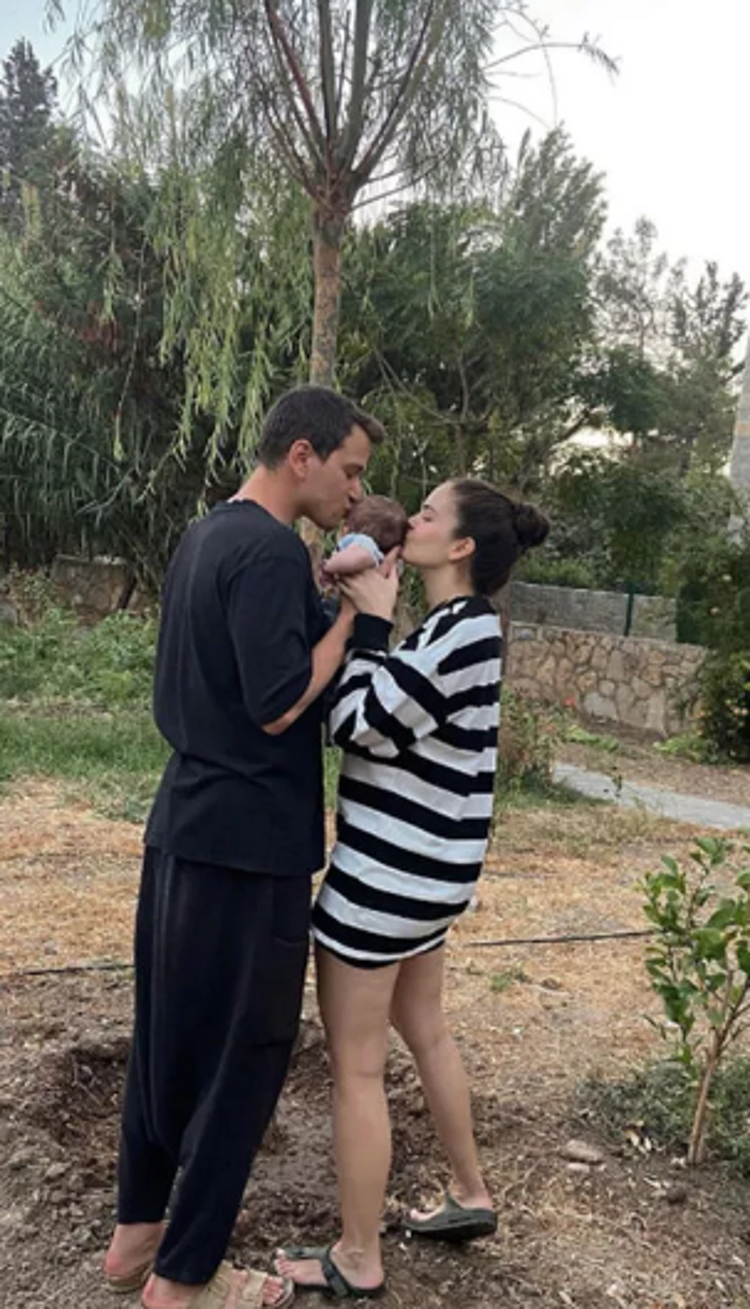 Selahattin Paşalı ve Lara Tümerin aile pozuna beğeni yağdı