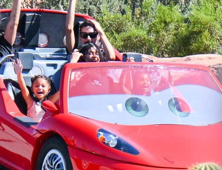 Kylie Jenner eğlence parkında Kötü anne imajıyla anılıyordu