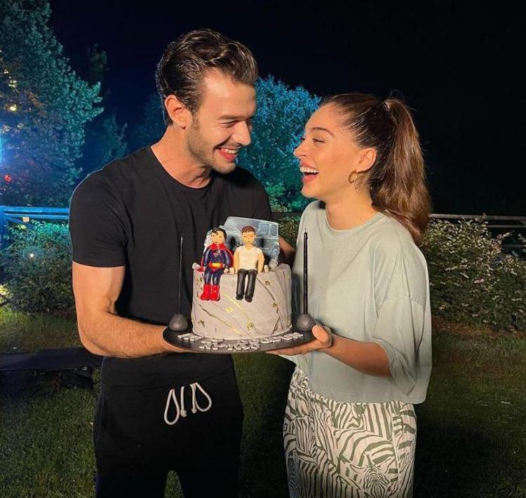 Cemre Baysel ve Aytaç Şaşmazdan aşk pozu Gül emojisi ile paylaştı