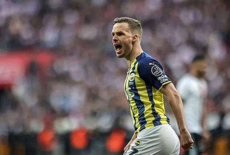 Fenerbahçede peş peşe ayrılıklar Yeni takımı netleşti...