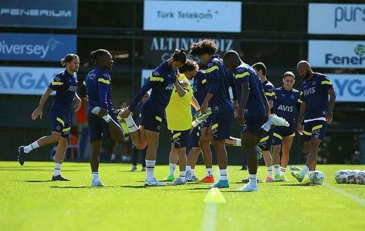 Fenerbahçede peş peşe ayrılıklar Yeni takımı netleşti...