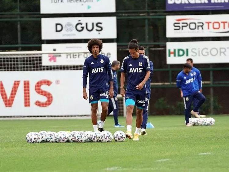 Fenerbahçede peş peşe ayrılıklar Yeni takımı netleşti...