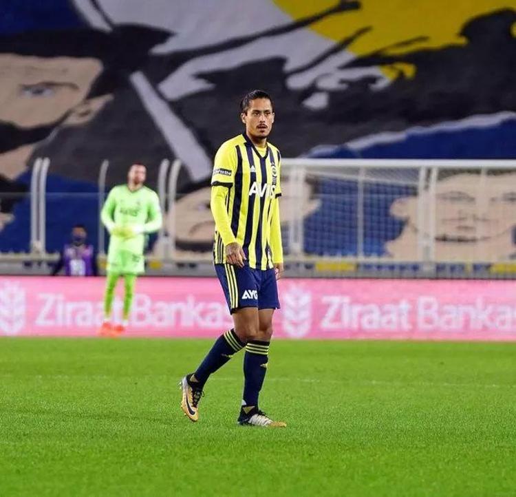 Fenerbahçede peş peşe ayrılıklar Yeni takımı netleşti...