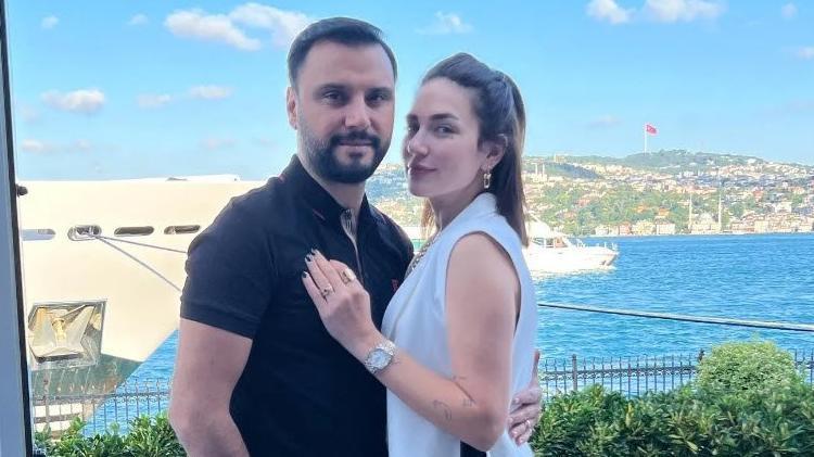 Buse Varoldan Alişan ile aşk pozu