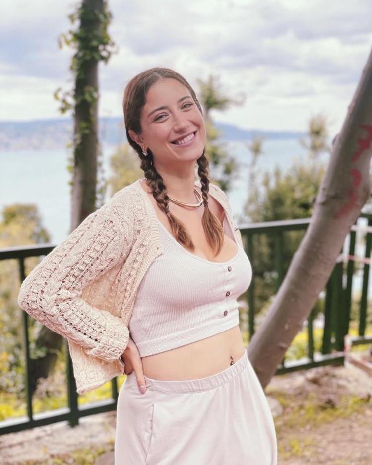 Hazal Kaya kızlarına verecekleri ismi açıkladı