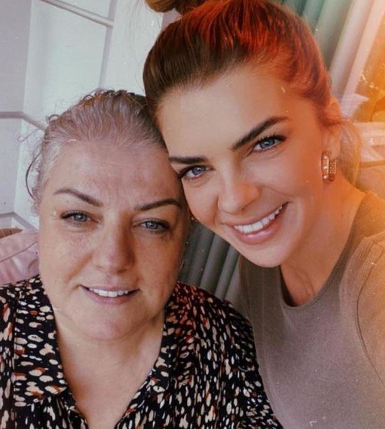ANNEM HEP ARKANDAYIM DİYOR