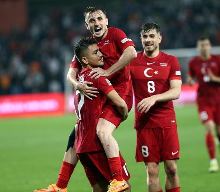 Klopptan yılın sürprizi Ozan Kabaktan sonra Liverpoola bir Galatasaraylı yıldız daha