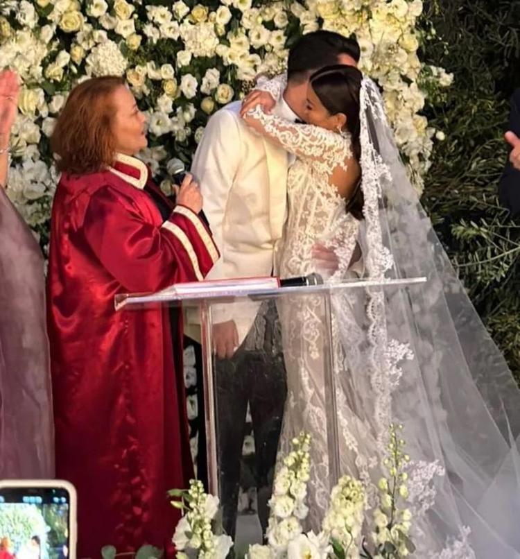 Sibel Can ve Hakan Uralın oğlu Engincan, Merve Kaya ile evlendi Düğündeki tabak detayı...