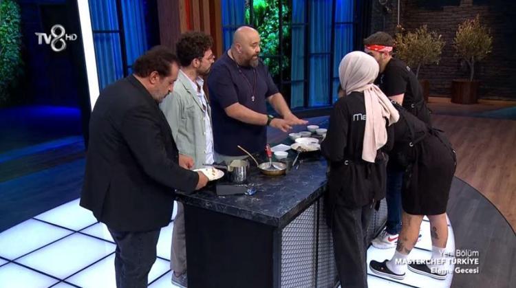 Masterchef Türkiyede kim elendi 9 Ekim 2022 Pazar Masterchef’e veda eden kim oldu Masterchef Türkiyede eleme gecesi Mehmet şef elenen ismi açıkladı