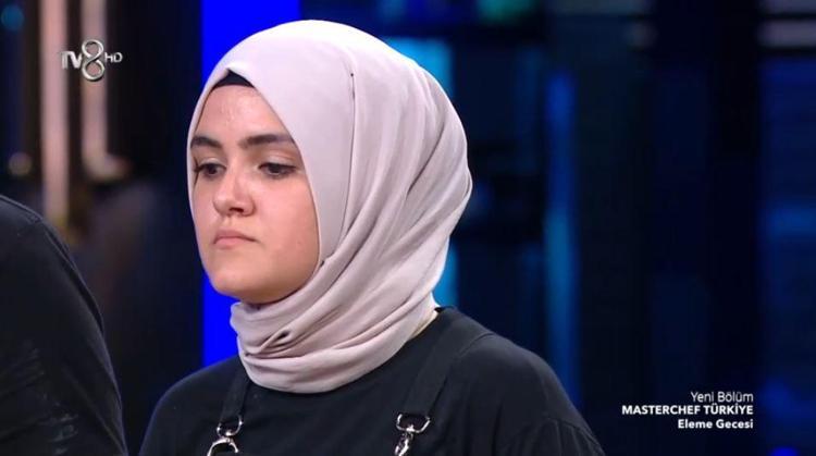 Masterchef Türkiyede kim elendi 9 Ekim 2022 Pazar Masterchef’e veda eden kim oldu Masterchef Türkiyede eleme gecesi Mehmet şef elenen ismi açıkladı