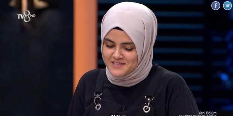 Masterchef Türkiyede kim elendi 9 Ekim 2022 Pazar Masterchef’e veda eden kim oldu Masterchef Türkiyede eleme gecesi Mehmet şef elenen ismi açıkladı