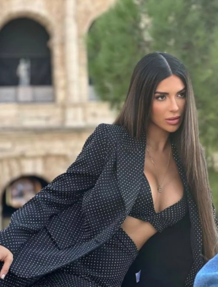 Ekin Su Cülcüloğlu Romada fiziğini sergiledi Bir marka için poz verdi